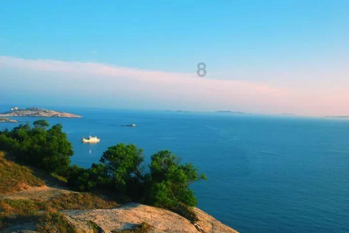60岁“小青”陈美琪罕见搭地铁,身形消瘦颈纹明显,气质优雅非凡