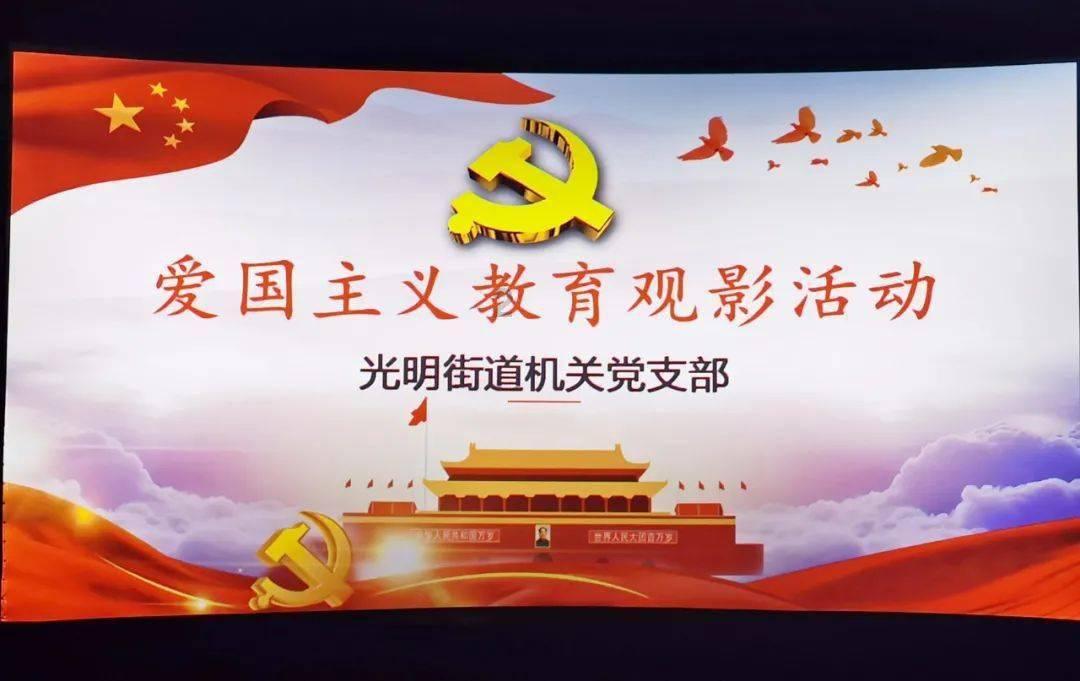 铲屎官让猫咪捉虫,看到它笨拙的动作,让人笑哭