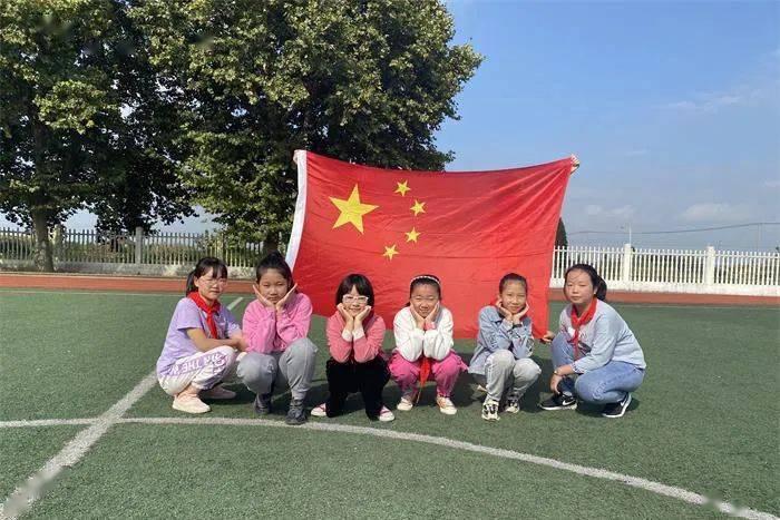 杨幂现身遭陌生人摸头,本能反应吐口而出,本人太生气