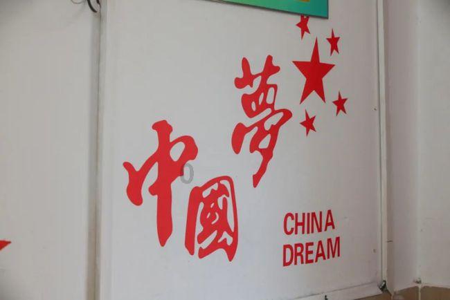 温心悦也跟着头，看向坐在不远，裴凌宇在线阅读