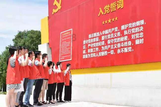 舞龙、剪纸、吃糖画,亲子庙会真热闹