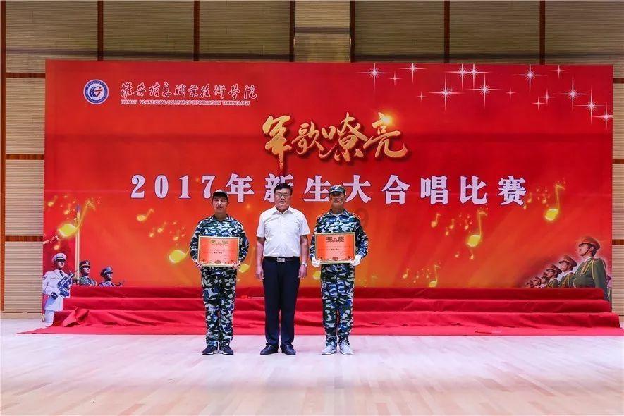 崔永熙发表感人致辞送别离队的李炎哲，表达不满与不舍，展现团队的成长和期许