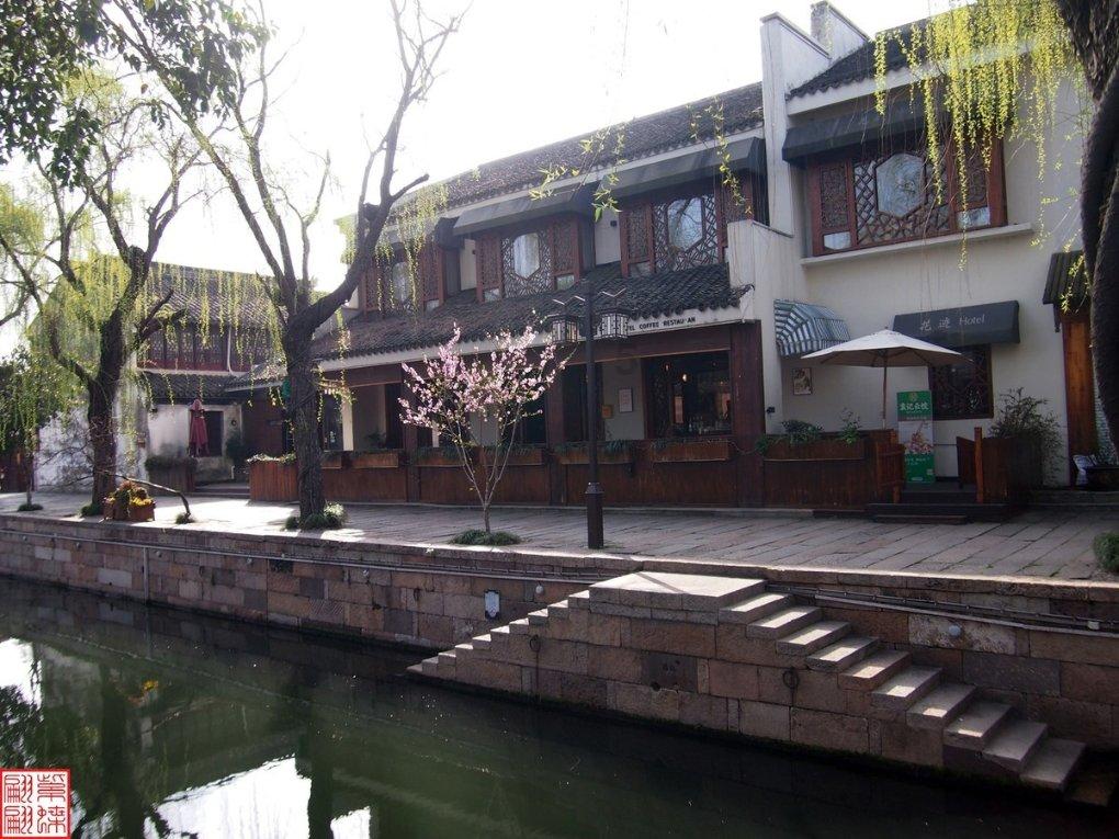 电线杆竖在路中间?韩塘村:近期要挪!