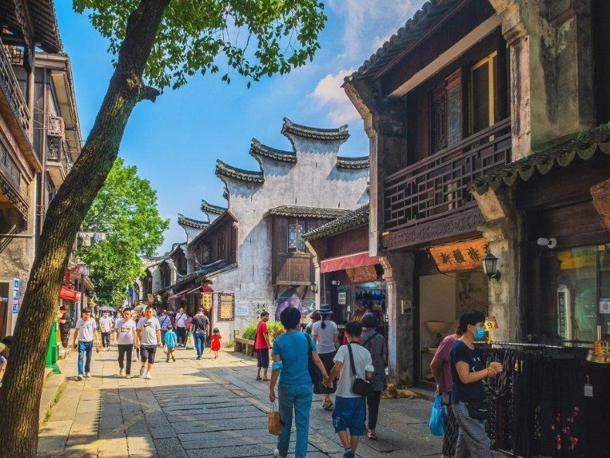 被小舅的歌声吸引了,完全忘记在打针, 网友:打针不哭真厉害