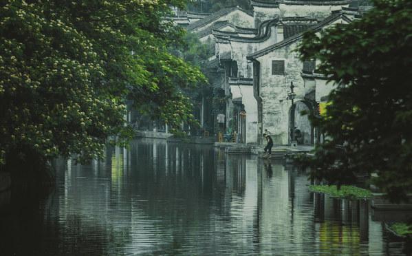 武僧一龙身价过亿,拥有价值千万私人游艇,百万豪车美女相伴