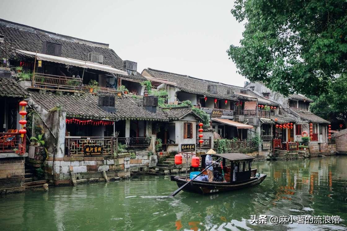 嘉兴一新能源汽车充电时起火,现场浓烟滚滚并伴随爆炸声响,消防通报